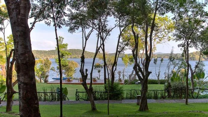 Trees and green lawn overlooking the lake at Deer Park Hotel